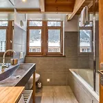 2 - Charming 2 Bedroom Haven In Apartment *