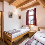2 - Charming 2 Bedroom Haven In Appartement