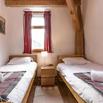 2 - Charming 2 Bedroom Haven In Appartement