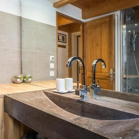 2 - Charming 2 Bedroom Haven In Appartement