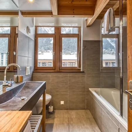 2 - Charming 2 Bedroom Haven In Appartement *
