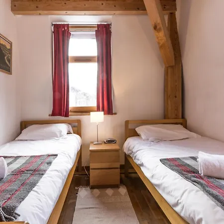 2 - Charming 2 Bedroom Haven In Appartement