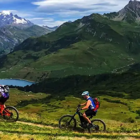 2 - Charming 2 Bedroom Haven In Apartament *