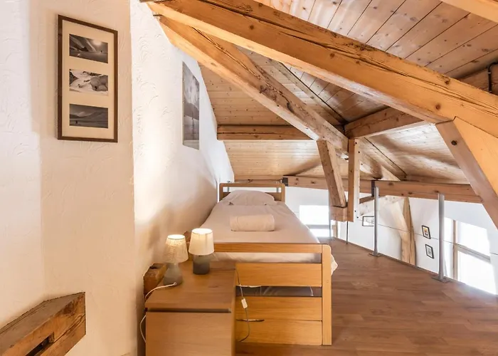 2 - Charming 2 Bedroom Haven In Apartament *