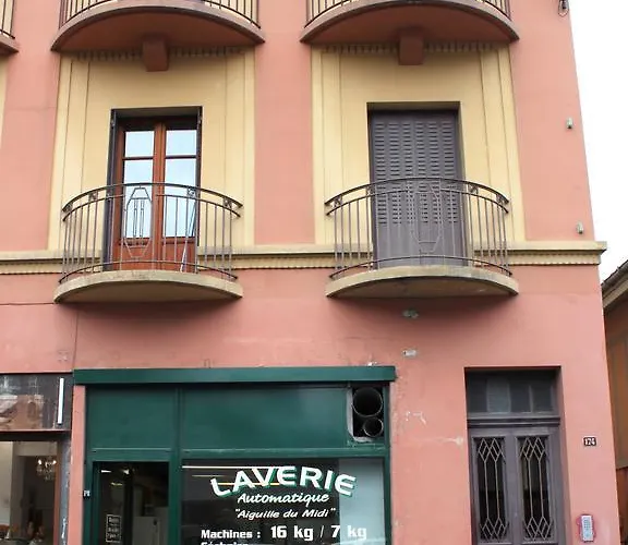 Apartament 2 - Charming 2 Bedroom Haven In *