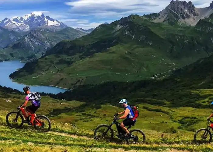 2 - Charming 2 Bedroom Haven In Apartament *